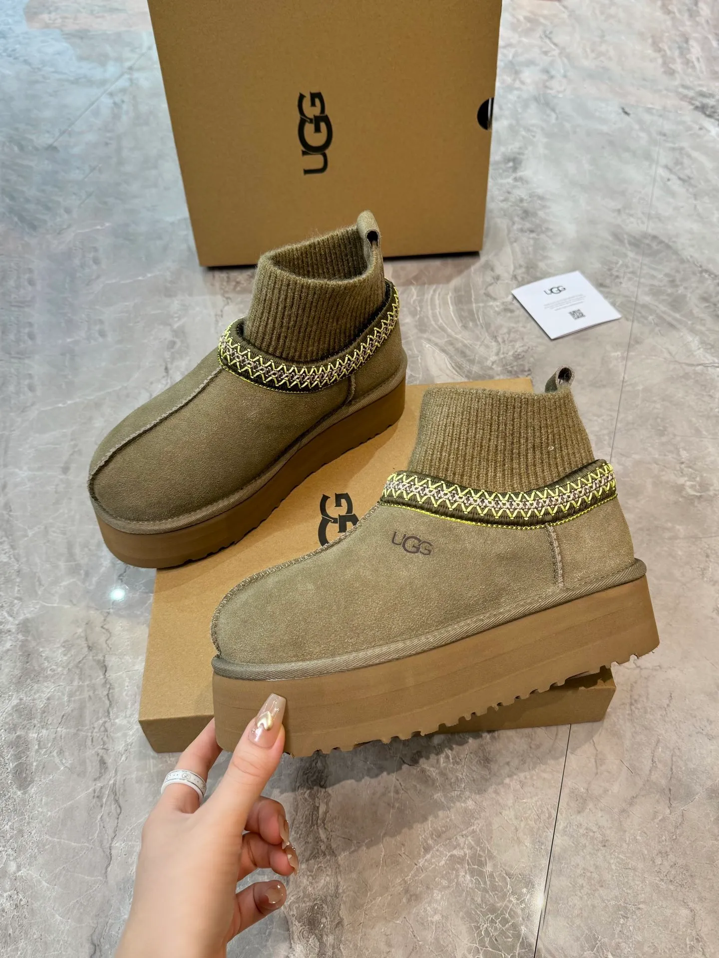 Self-pickup 💰520 New snow boots 1125956 Ethnic style plus sock cover, the sock cover is inserted into the wool. The surface is made of imported silk cow suede, and the inner part is made of Longfeng fur. Foam outsole has light anti-slip characteristics. Four colors, 35-40
